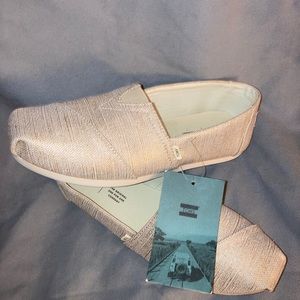 Tom’s Women’s Classic - Natural Metallic Woven - NWT - 8.5